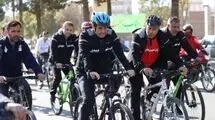 وزیر ورزش دوچرخه‌سوار شد