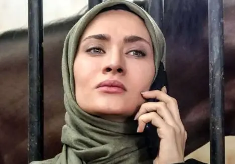 عکسی از ساناز سعیدی در حال آشپزی