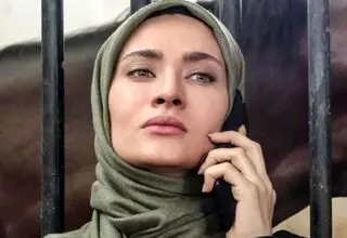 عکسی از ساناز سعیدی در حال آشپزی