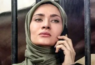 عکسی از ساناز سعیدی در حال آشپزی