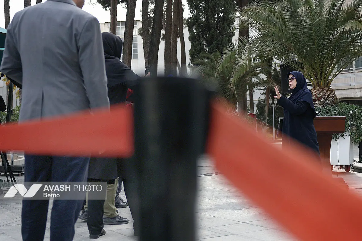 اعضای هیأت دولت در جمع خبرنگاران