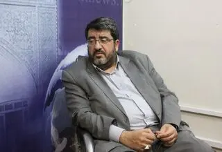 تخریب فواد ایزدی در رسانه اصولگرا: مسئله تو این است که با آن روابط فامیلی و نسب، چرا در تصمیم‌گیری‌ها جایی نداری!