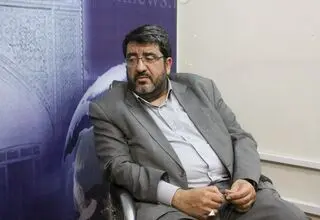 تخریب فواد ایزدی در رسانه اصولگرا: مسئله تو این است که با آن روابط فامیلی و نسب، چرا در تصمیم‌گیری‌ها جایی نداری!