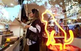 کالاهای فرهنگی اولین قربانیان بحران‌های اقتصادی/ حذف سینما، تئاتر و کتاب از سبد خانوارها