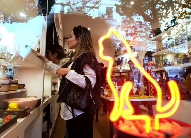 کالاهای فرهنگی اولین قربانیان بحران‌های اقتصادی/ حذف سینما، تئاتر و کتاب از سبد خانوارها