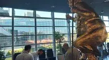 «طاعون نارنجی»؛ رونمایی از مجسمه ترامپ در پارلمان اروپا!