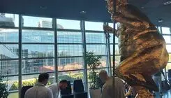«طاعون نارنجی»؛ رونمایی از مجسمه ترامپ در پارلمان اروپا!
