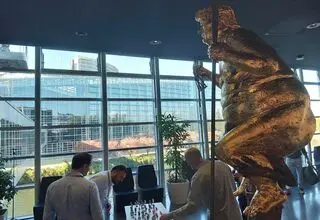 «طاعون نارنجی»؛ رونمایی از مجسمه ترامپ در پارلمان اروپا!