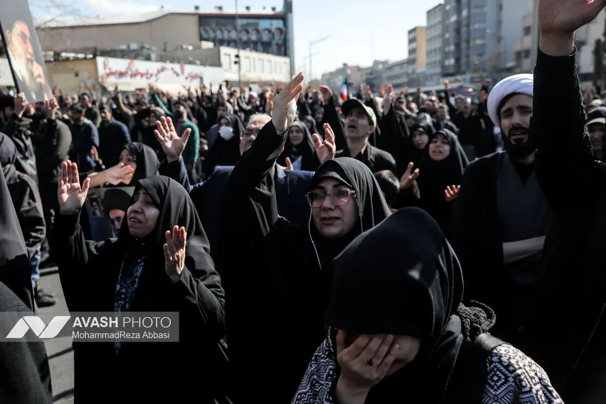 تجمع سوگواران رهبر شهید انقلاب در میدان انقلاب تهران