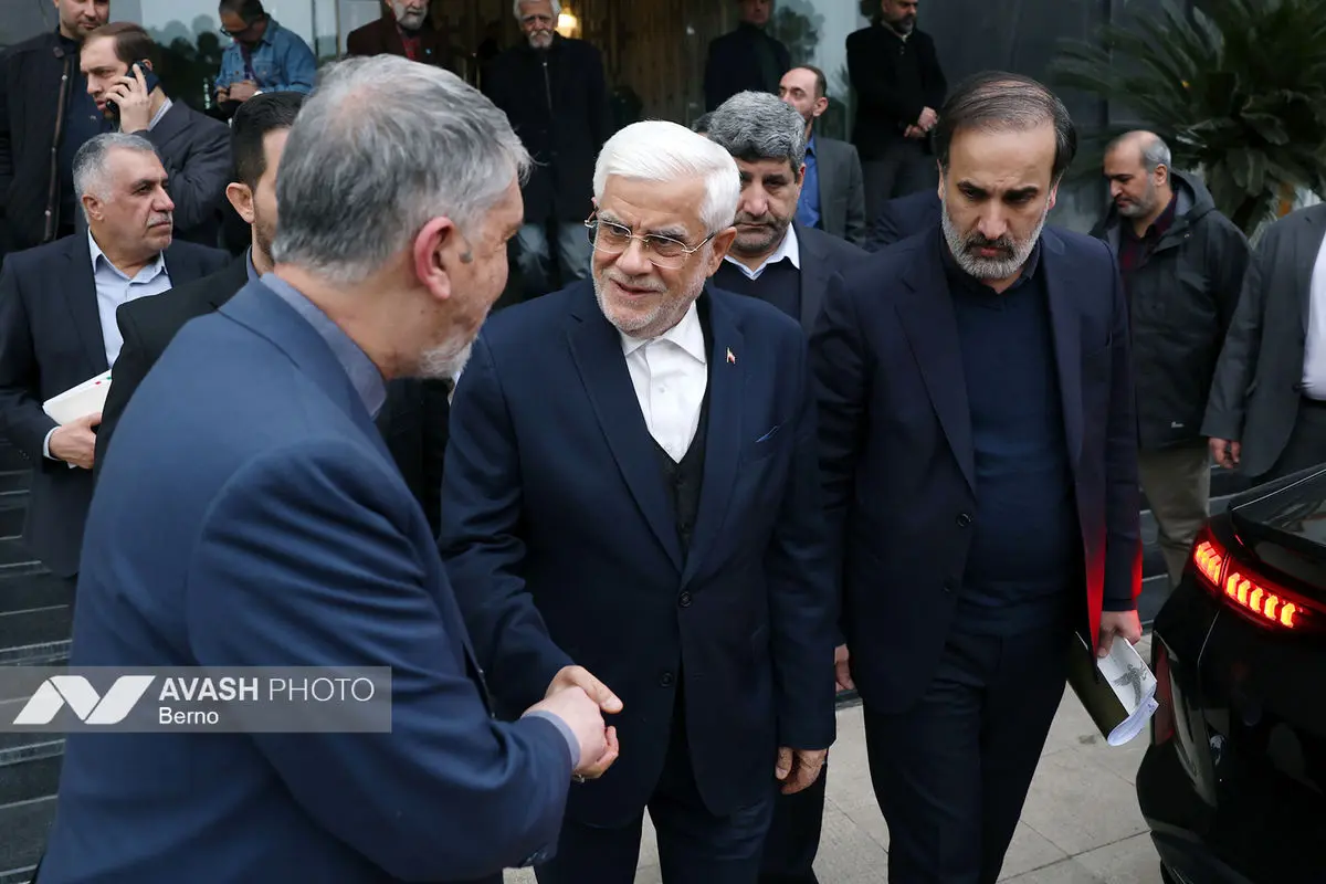 نشست جمعی از هنرمندان با معاون اول رئیس جمهور