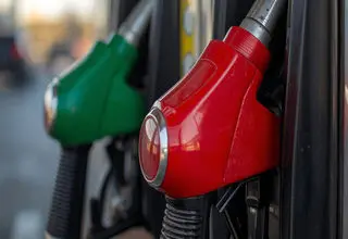 مالکان بیش از یک خودرو باید یکی از خودروهای خود را برای دریافت سهمیه بنزین انتخاب کنند