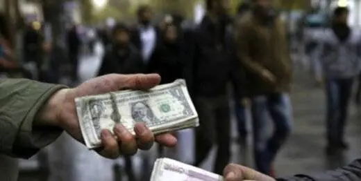 اعلام قیمت یورو و سایر ارزها؛ دلار به قیمت ۱۲۱ هزار و ۳۵۰ تومان فروخته شد