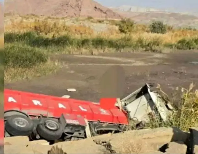 مرگ راننده در واژگونی یک تریلی