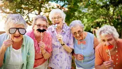 صدای عصاها جای خنده کودکان را می‌گیرد