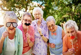 صدای عصاها جای خنده کودکان را میگیرد