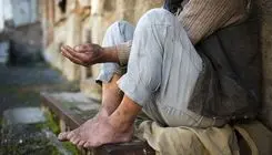 ویدئویی جنجالی از گدایی زنان مقابل یک مسجد