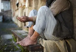 ویدئویی جنجالی از گدایی زنان مقابل یک مسجد