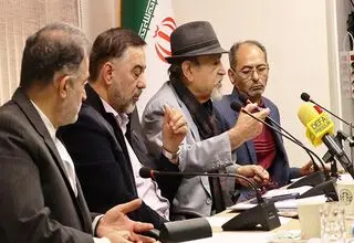 آزادی مطبوعات فقط یک شعار نیست و دست روزنامه نگار باید باز باشد