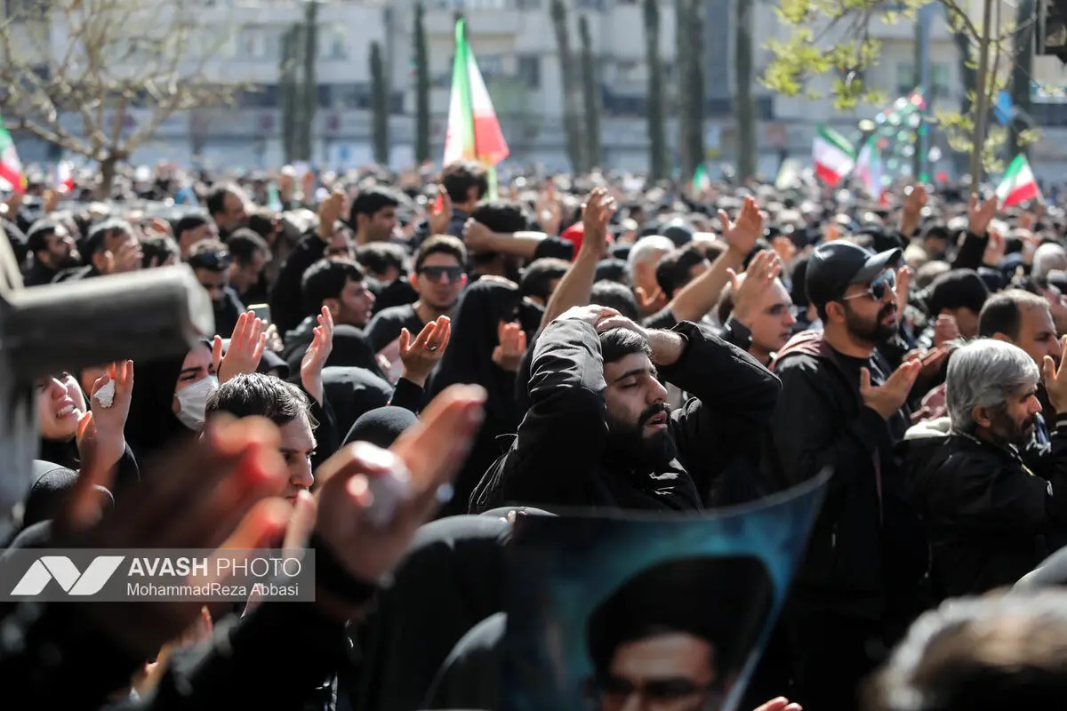تجمع سوگواران رهبر شهید انقلاب در میدان انقلاب تهران