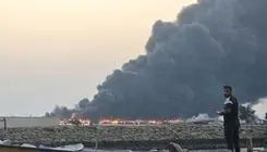 ۱۶ لنج در حمله جنگنده های دشمن در بندر لنگه دچار حریق شد
