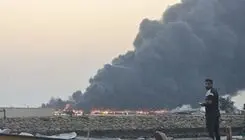 ۱۶ لنج در حمله جنگنده های دشمن در بندر لنگه دچار حریق شد