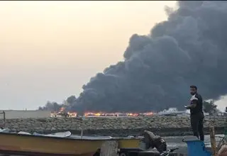 ۱۶ لنج در حمله جنگنده های دشمن در بندر لنگه دچار حریق شد