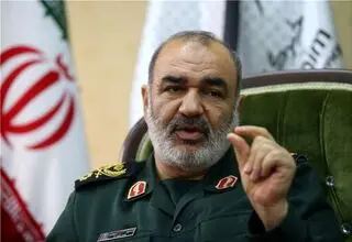 سردار سلامی: دشمن کاری می‌کند که ما در دفاع از ارزش‌های خود خجالت بکشیم