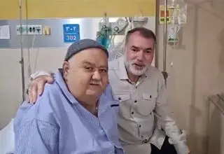 انتشار فیلم اکبر عبدی در کنار مسعود ده‌نمکی در بیمارستان و قول همکاری برای تولید اخراجی‌ها 