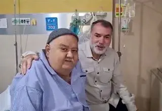 انتشار فیلم اکبر عبدی در کنار مسعود ده‌نمکی در بیمارستان و قول همکاری برای تولید اخراجی‌ها 