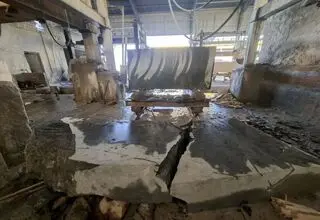 مرگ دلخراش کارگر بخت برگشته بر اثر سقوط یک قطعه سنگ
