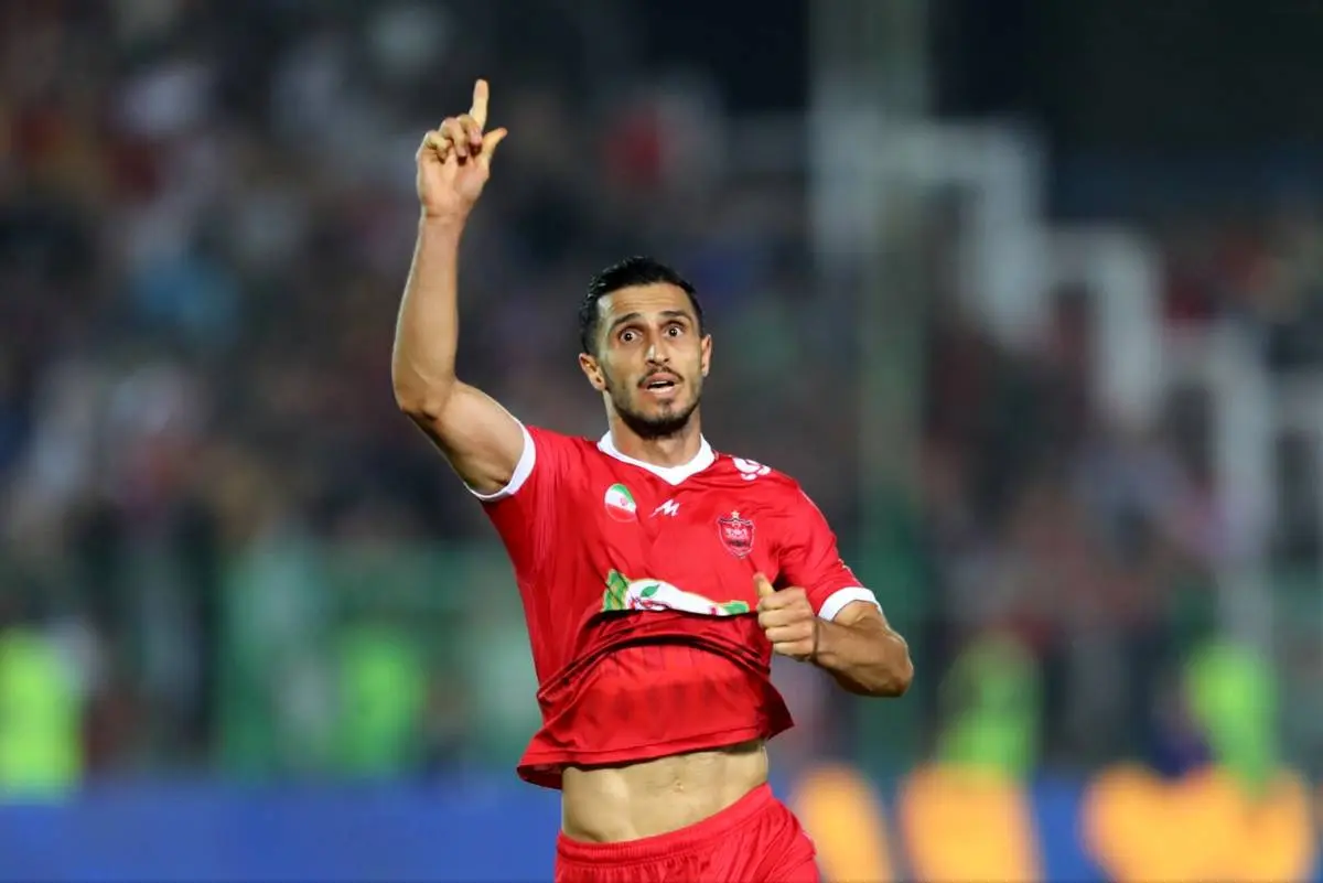 لحظه درگیری  مهاجم پرسپولیس و بازیکن سپاهان