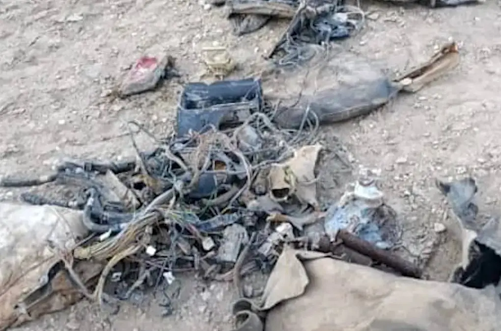 فیلم کشف پژو با جمجمه و اسکلت انسان پس از ۱۵ سال در حوالی اهواز / از زیر زمین بیرون کشیده شد