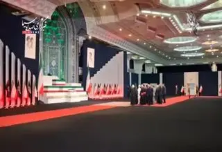 وداع سردار سید مجید موسوی با پیکر امام شهید انقلاب/ عکس
