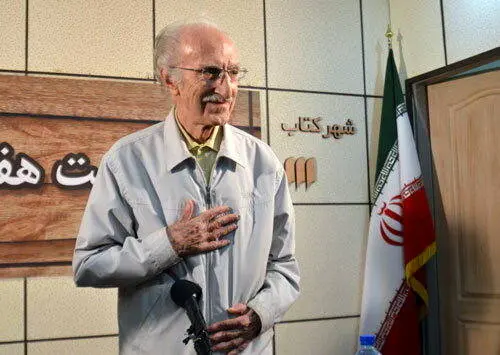 مردی نگران «غلط ننوشتن»