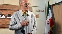 مردی نگران «غلط ننوشتن»