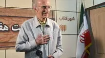 مردی نگران «غلط ننوشتن»