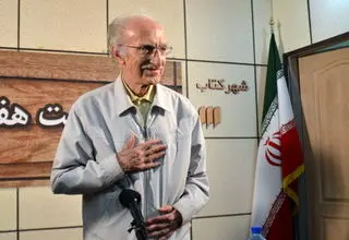 مردی نگران «غلط ننوشتن»