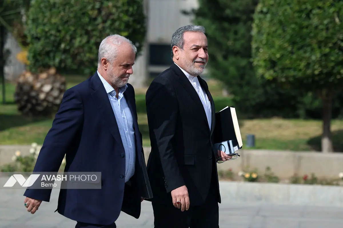 اعضای هیأت دولت در جمع خبرنگاران