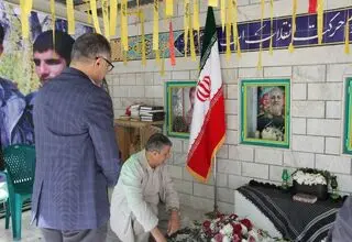 ادای احترام رییس سازمان انرژی اتمی ایران به مقام شهدا با حضور در روستای خنداب 