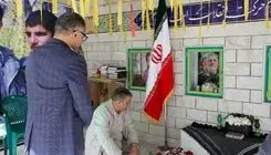 ادای احترام رییس سازمان انرژی اتمی ایران به مقام شهدا با حضور در روستای خنداب 