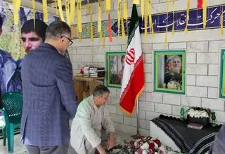 ادای احترام رییس سازمان انرژی اتمی ایران به مقام شهدا با حضور در روستای خنداب 