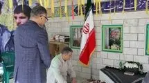 ادای احترام رییس سازمان انرژی اتمی ایران به مقام شهدا با حضور در روستای خنداب 