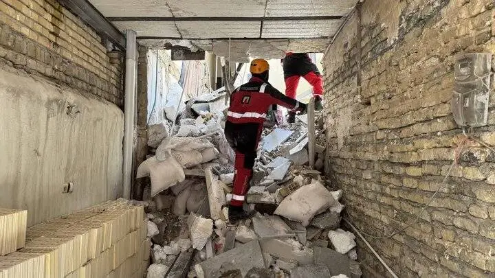 نجات ۶ کارگر از زیر آوار توسط آتشنشانان