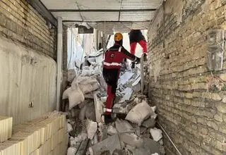 نجات ۶ کارگر از زیر آوار توسط آتش‌نشانان