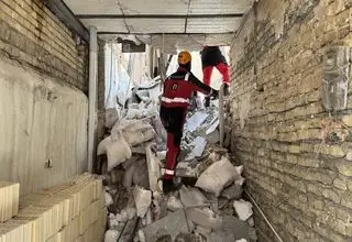 نجات ۶ کارگر از زیر آوار توسط آتش‌نشانان