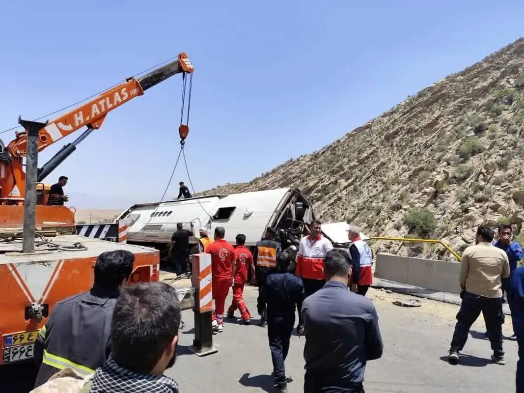 جدیدترین خبر از حادثه واژگونی اتوبوس در فارس/ ۲۱ نفر همچنان بستری هستند