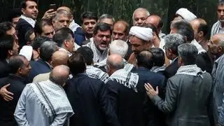 مردم زیر بار بحران خمیده شدند و پایداری‌ها از حجاب، جن و حمام گفتند