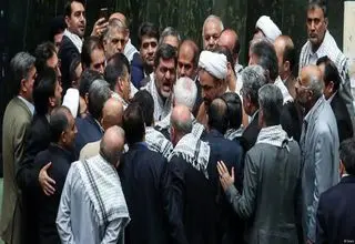 مردم زیر بار بحران خمیده شدند و پایداری‌ها از حجاب، جن و حمام گفتند