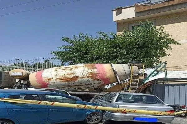 برخورد میکسر بتن با ۳ خودرو در سعادتآباد تهران