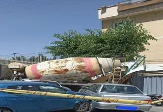برخورد میکسر بتن با ۳ خودرو در سعادت‌آباد تهران